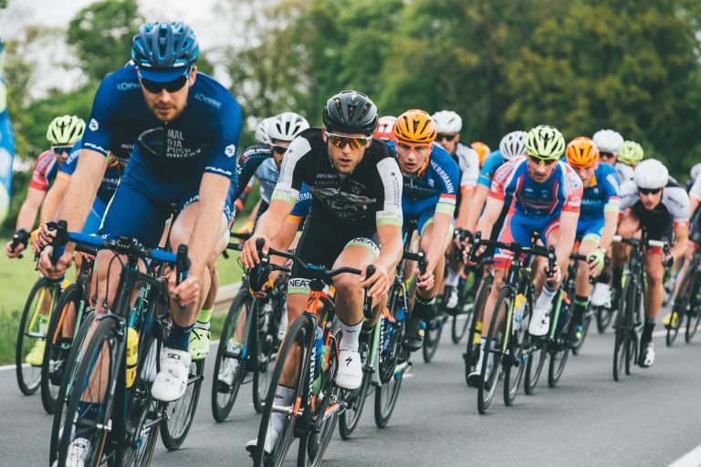 Groupe de cyclistes sur route goudronnée lors d une course