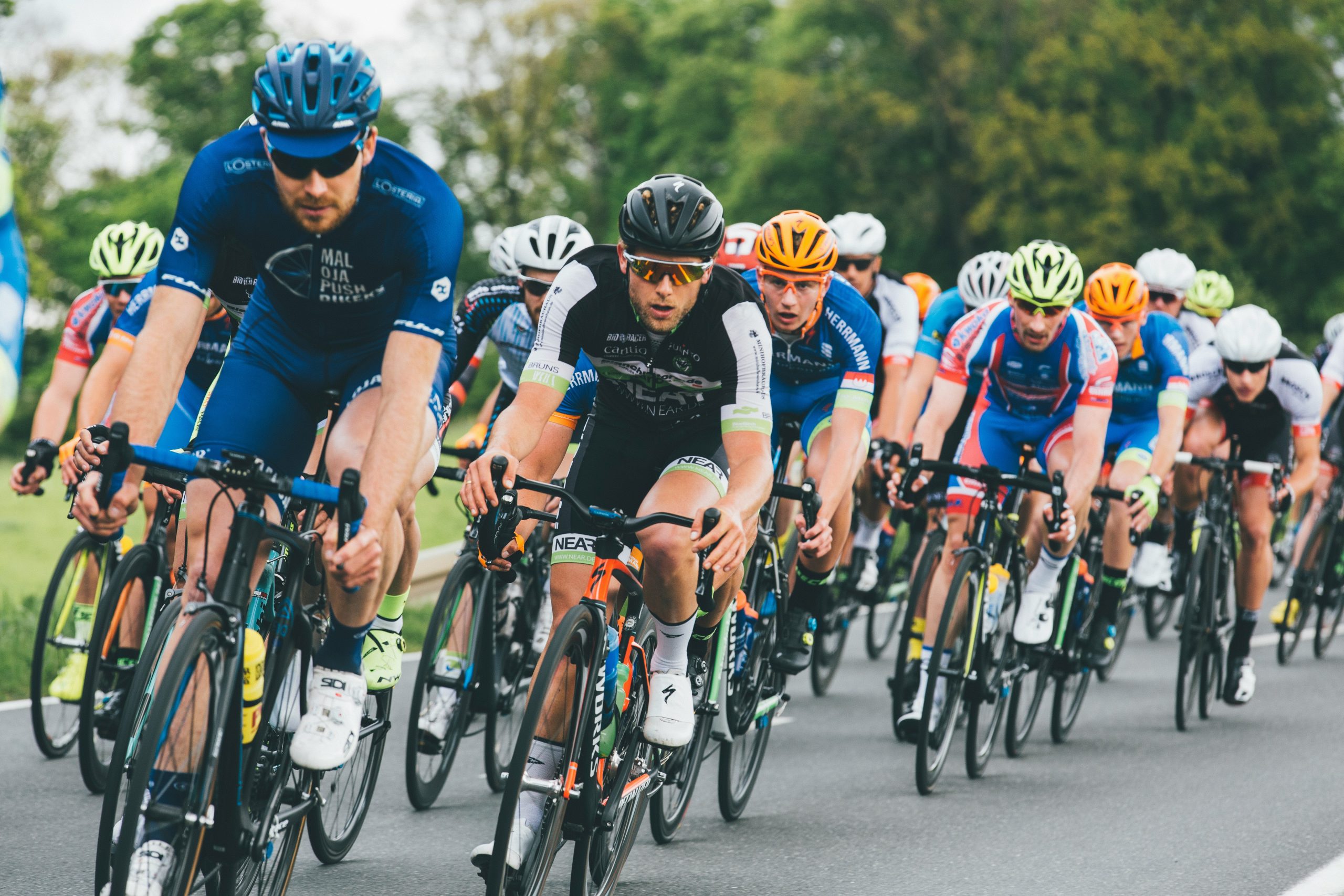 Groupe de cyclistes sur route goudronnée lors d une course