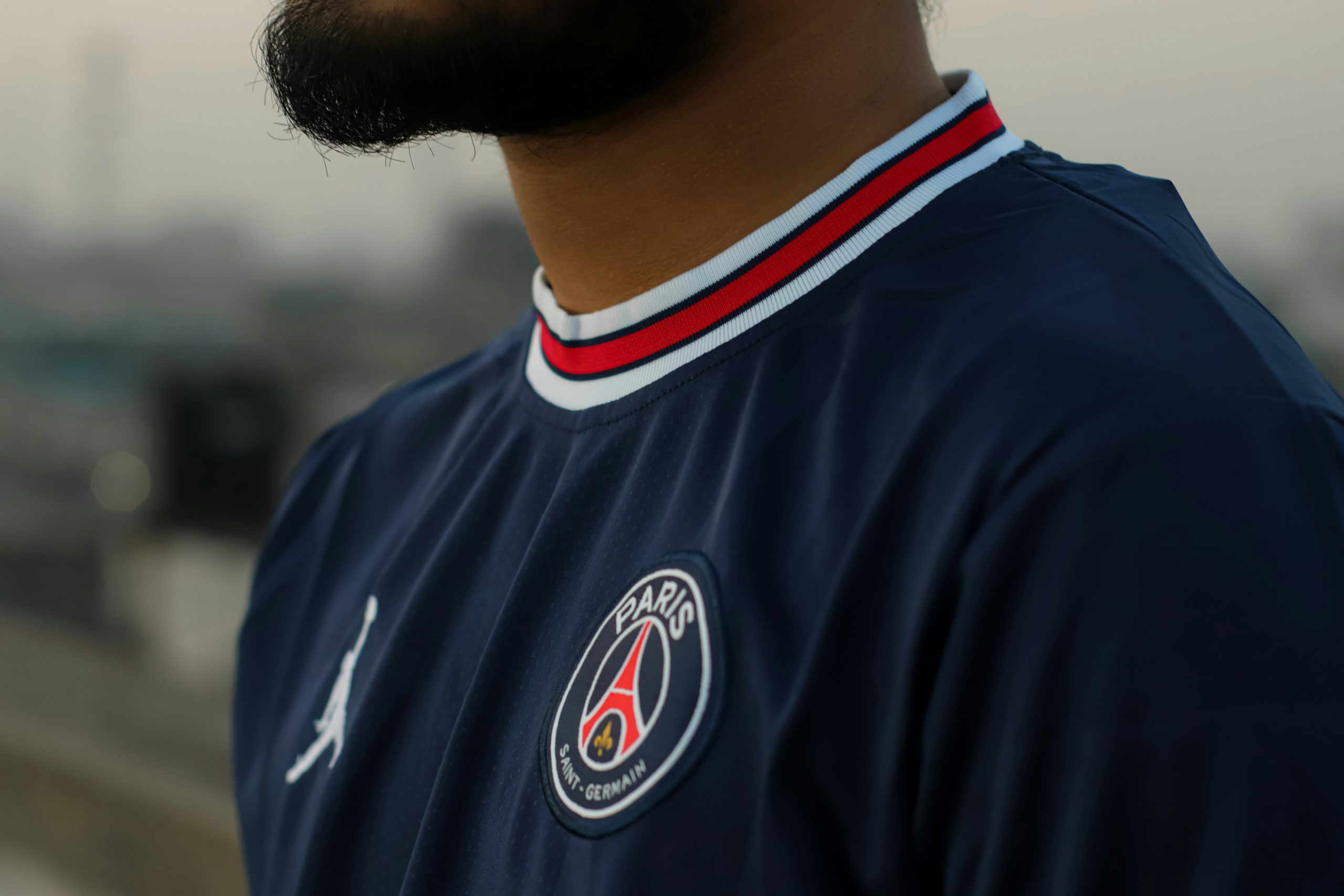 Joueur de football en gros plan lors d un match de Ligue des Champions