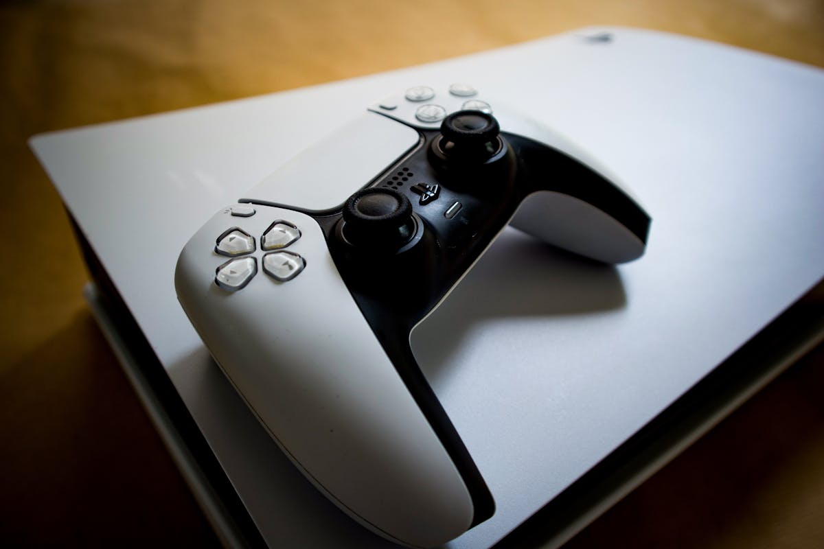 Manette PlayStation 5 posée sur une console PS5