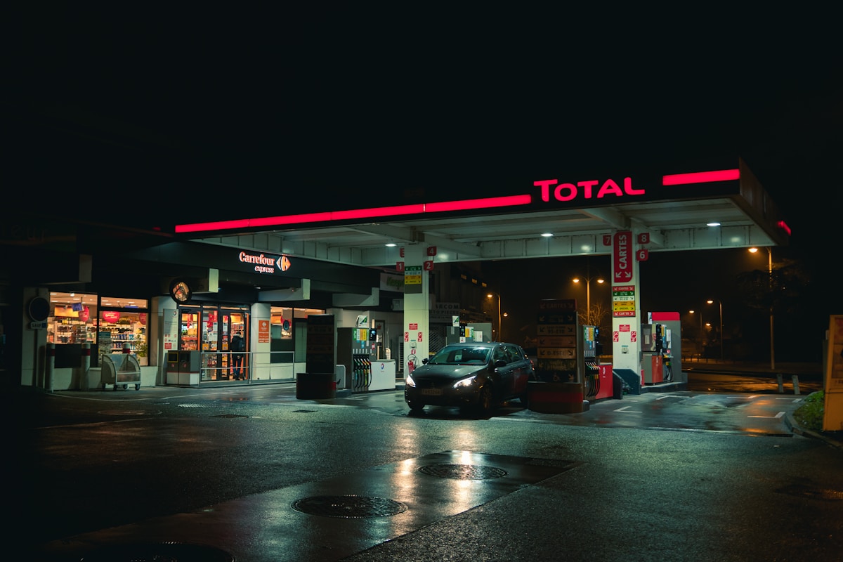 Station TotalEnergies de nuit avec prix des carburants affichés